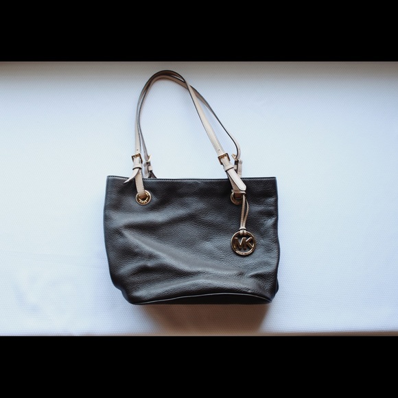 Michael Kors Handbags - Michael Kors leather hand bag/purse